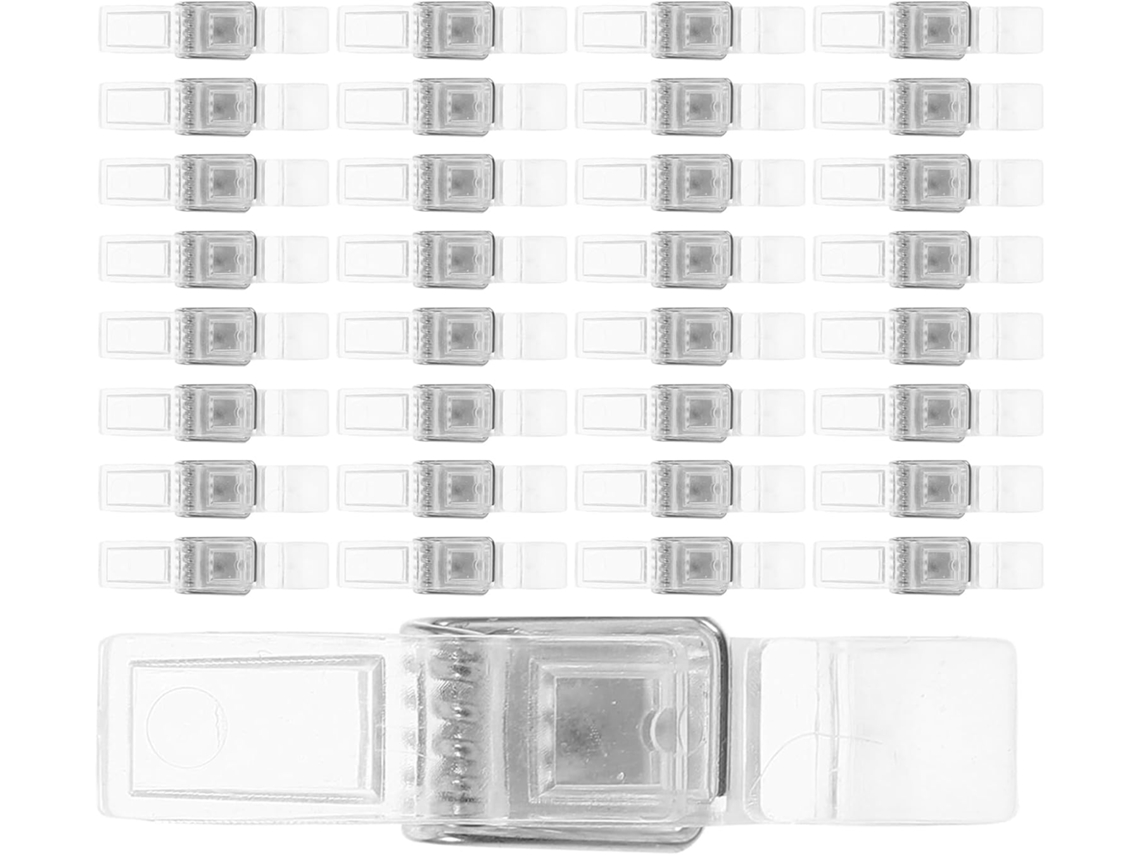 Conjunto de 50 alfinetes planos Mola em ABS e aço com acabamento liso, ideais para organizar fotos e anotações.