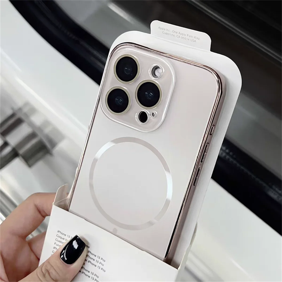 Capa Para Iphone 14 Pro Dourada Com Lente De Cristal Fosco E Carregamento Sem Fio Magnético.