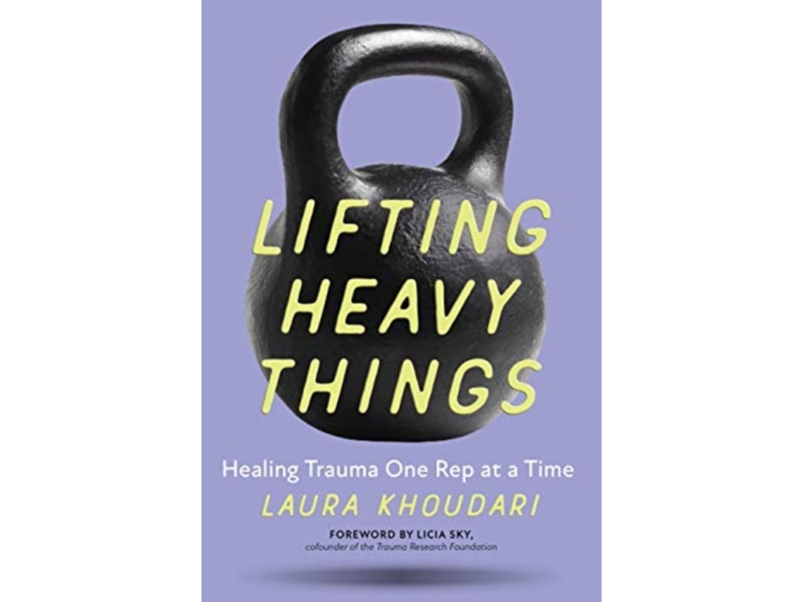 Livro Lifting Heavy Things de Laura Khoudari (Inglês)