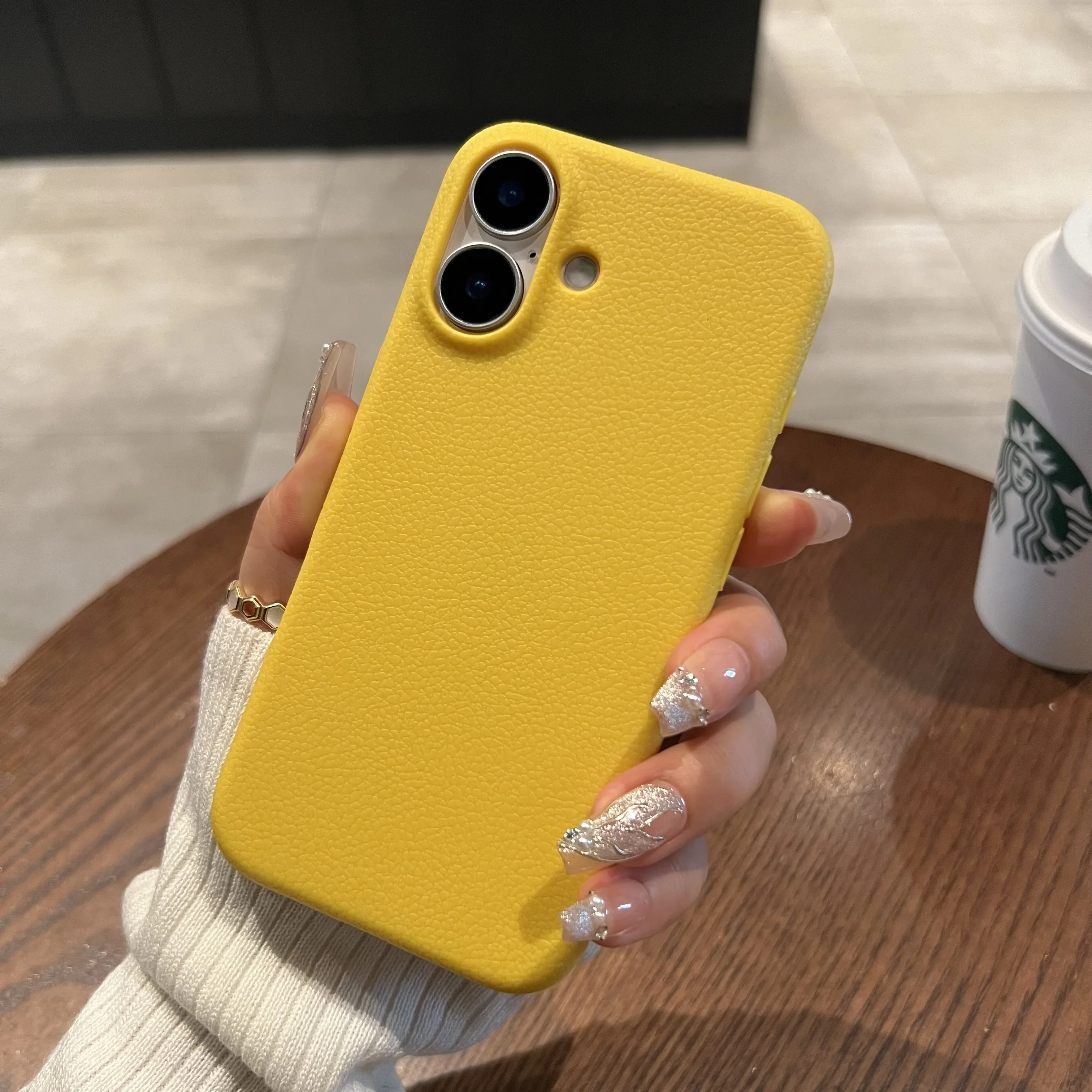 Capa De Celular Em Silicone Macio, Resistente A Impactos, Com Textura De Couro (iphone 15 Plus Amarelo), Design Simples.