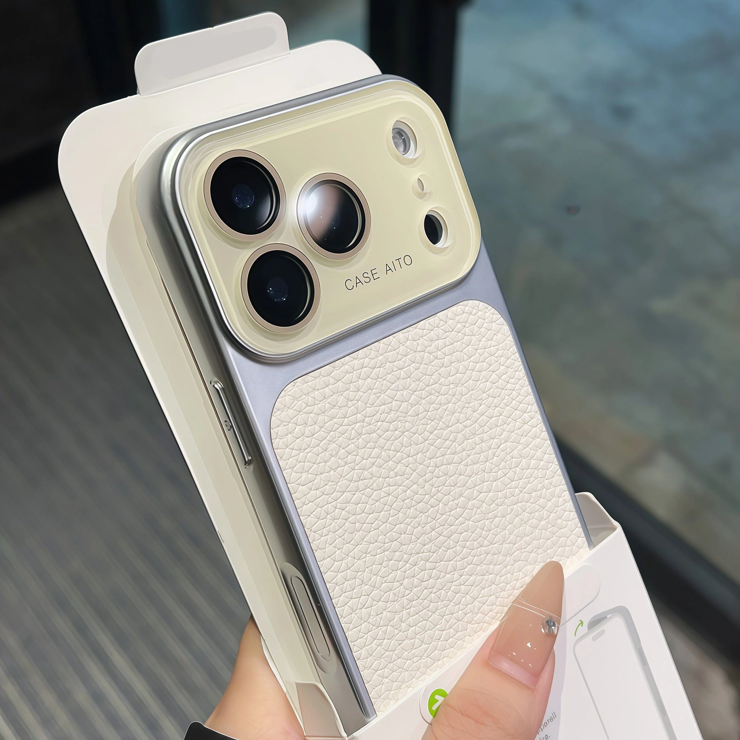 Capa De Celular Retrô Em Couro Cor Lichia (iphone 15 Branco), Fosca E Resistente A Impactos.