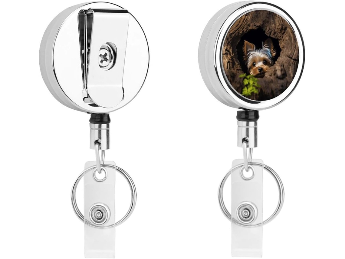 Porta Crachá Retrátil Com Um Pequeno Yorkshire Terrier Aninhado No Buraco De Uma Árvore Clipe De Metal Resistente Para