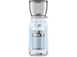 Moinho de Café SMEG CGF01PBEU (Capacidade: 130 g - 150 W - Azul Céu) — Moinho de café com moinho cónico. 30 níveis de moagem. 8 Funções. e 1 Função Manual. Sistema anti estático. Funil com capacidade para 350 gr. Com sistema Twist&Lock. Jarro para 150 gr. Café moído