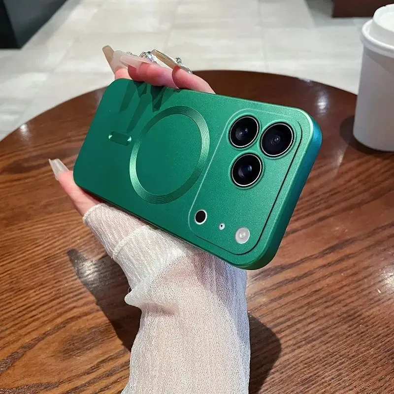 Capa Para Iphone 14 Pro Max Verde Com Pintura Metálica, Magnética E Em Tpu Macio Com Protetor De Lente Para Carregamento Sem Fio.