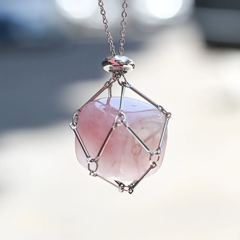 Colar Com Pingente De Cristal Em Malha Metálica De Bambu Com Pedra Irregular E Acabamento Rústico (rosa).