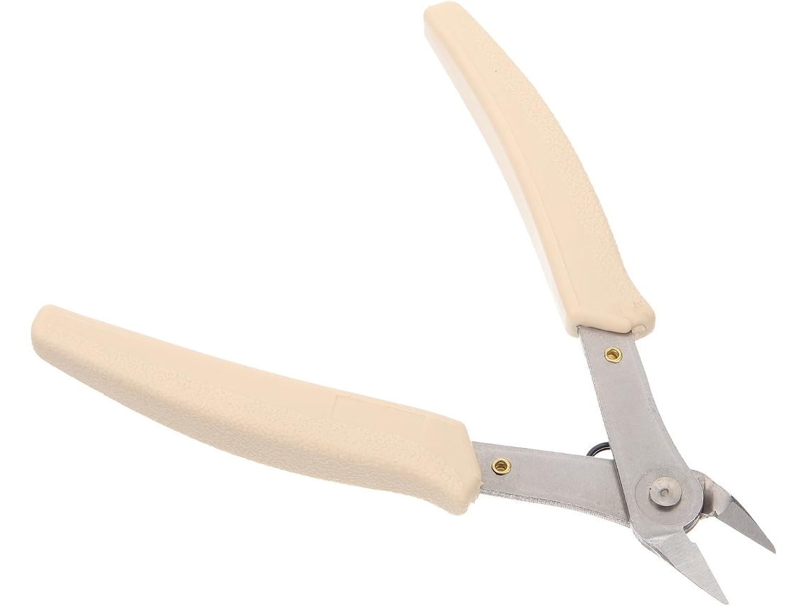 Pinça para manicure em aço inoxidável e plástico, ferramenta segura e prática.