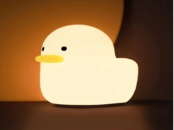 Luminária noturna Lurelia em formato de pato, feita de silicone resistente, recarregável via USB, com sensor de toque e portátil, ideal para bebês e crianças.