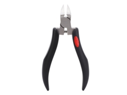 Tesoura de cutícula em aço inoxidável com cabo ergonômico e capa protetora, corte preciso.