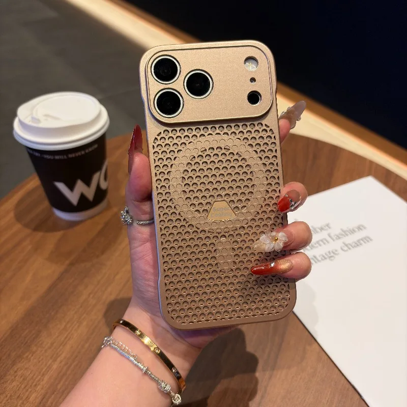 Capa Para Iphone 13 Pro (dourado Deserto) Respirável Com Recortes Para Dissipação De Calor E Acabamento Fosco