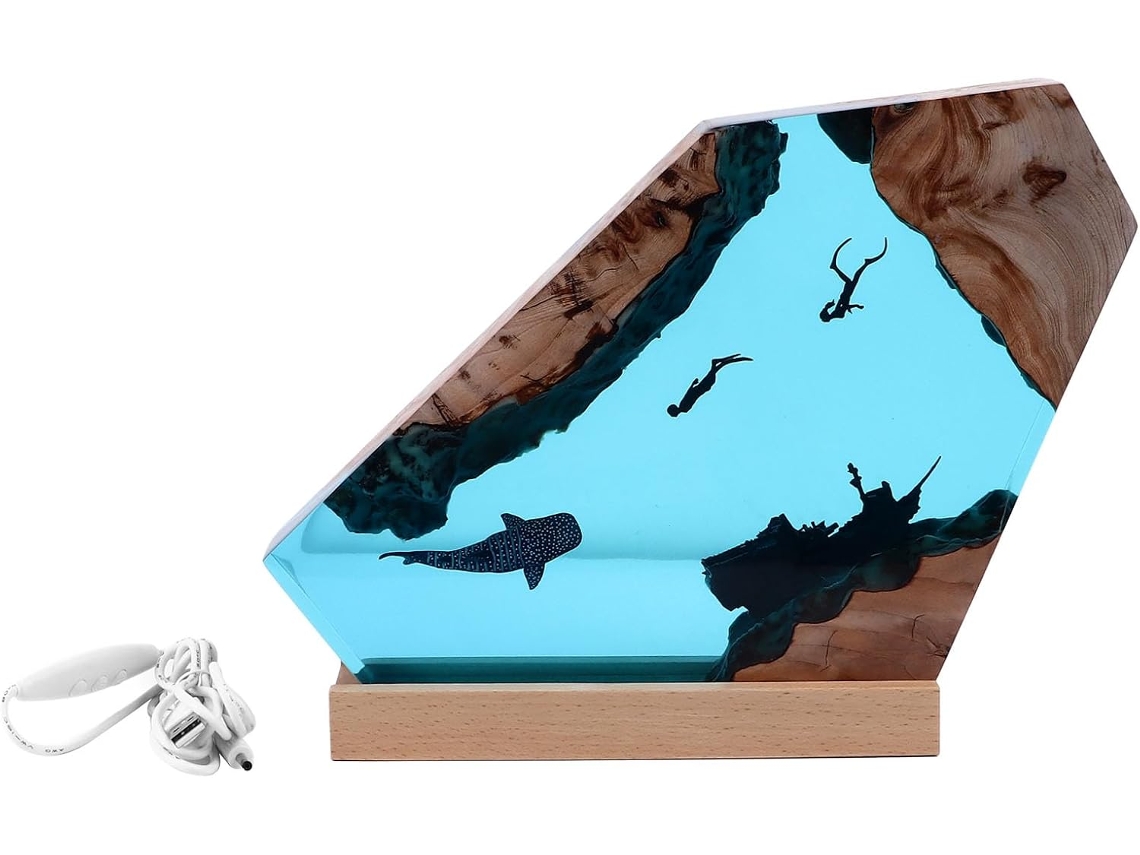 Luminária Noturna Artesanal De Resina 20 Cm Com Design Tubarões E