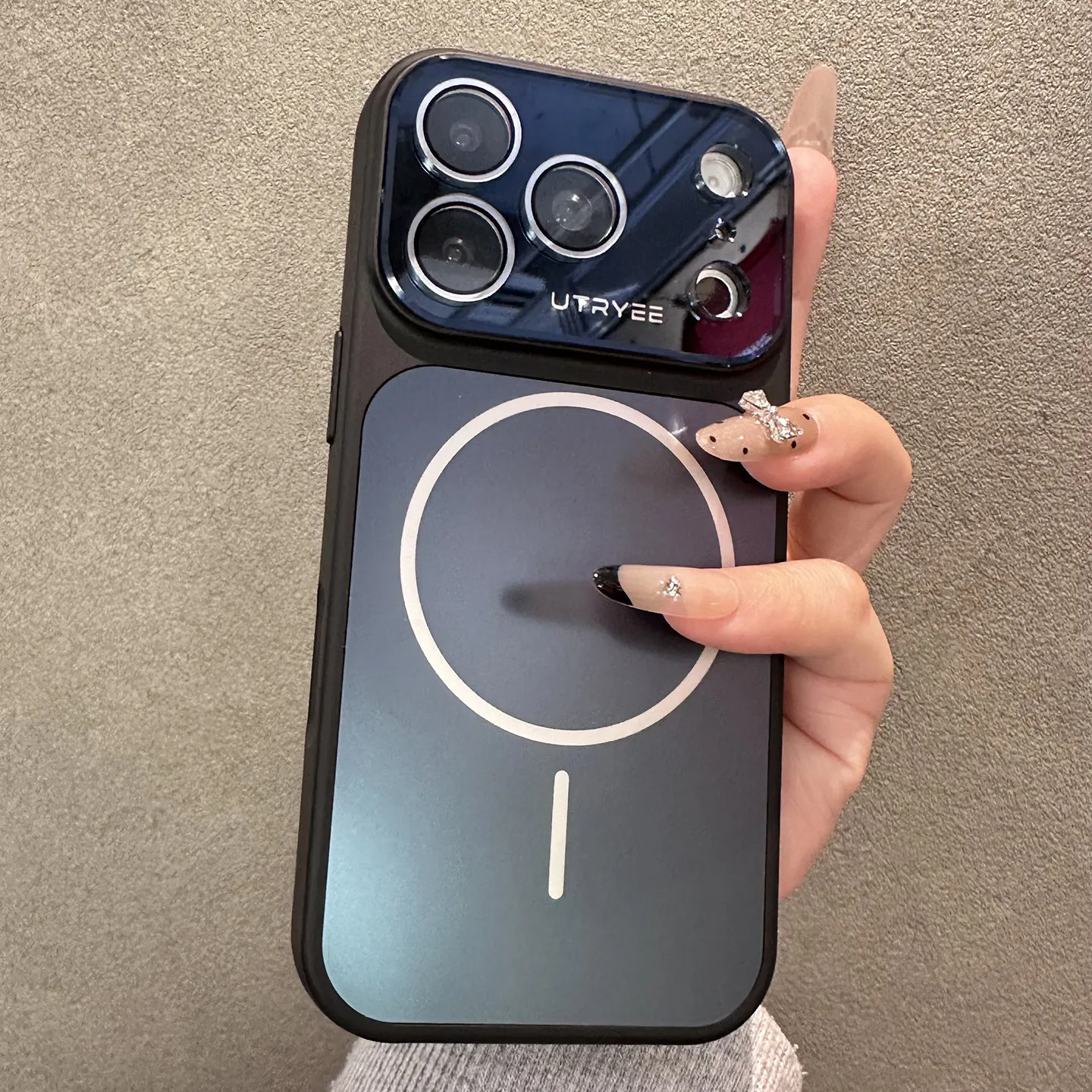 Capa Para Iphone 14 Pro Preta Com Carregamento Magnético E Acabamento Fosco, Em Silicone Macio E Resistente A Impactos.