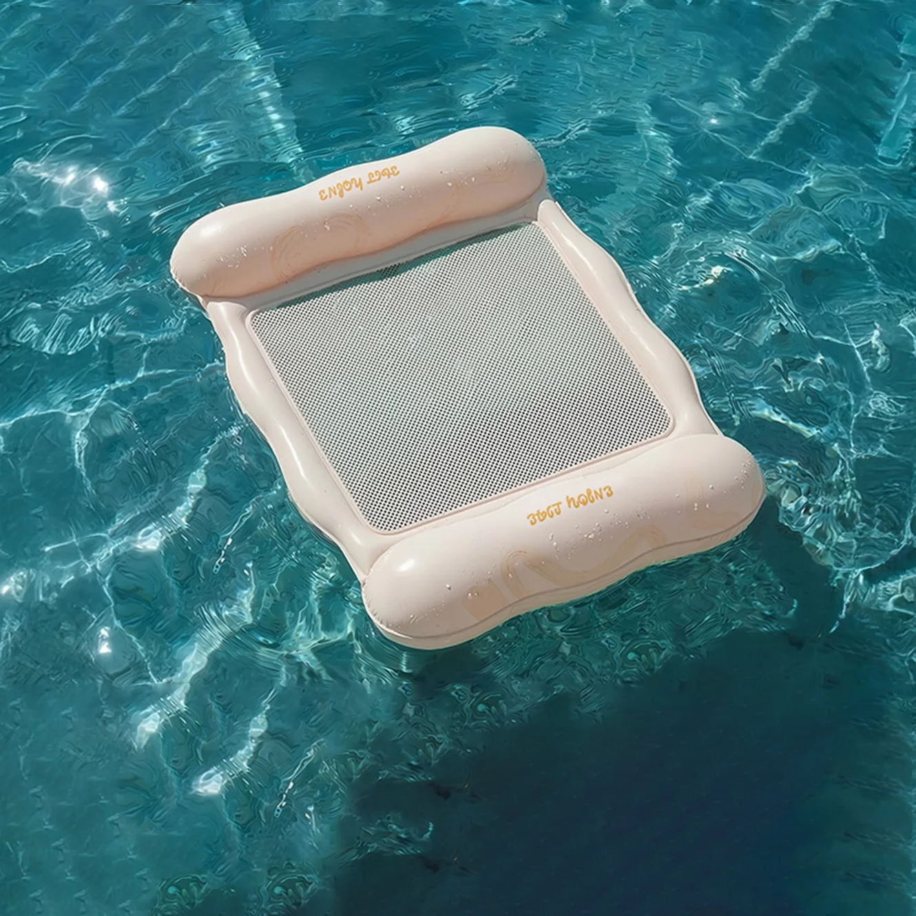 (e) Uma Cadeira Inflável Para Piscina Com Assento De Tela E Uma Rede Flutuante Portátil Para Água.