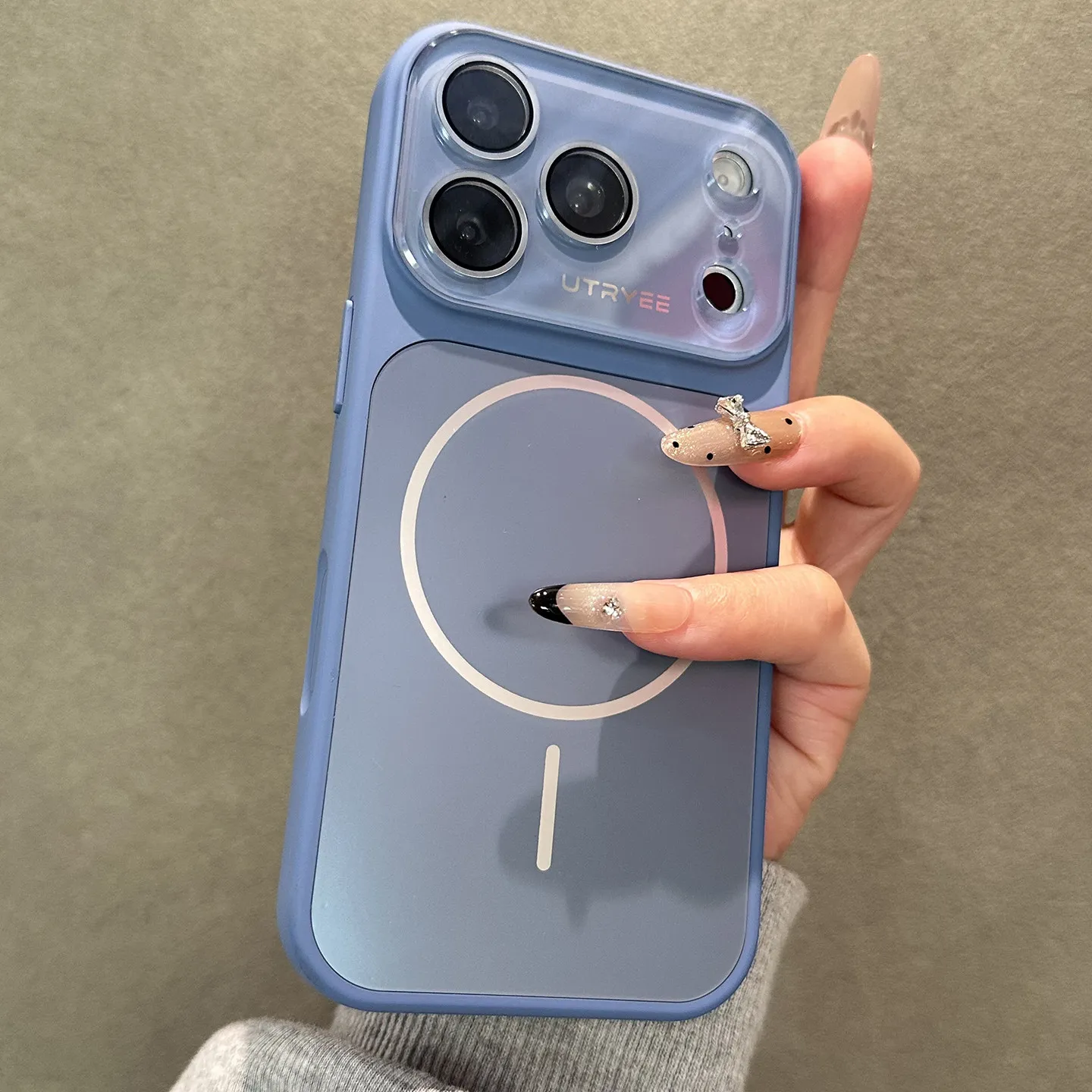 Capa Para Iphone 17 Pro Max Azul Com Carregamento Magnético E Acabamento Fosco, Em Silicone Macio E Resistente A Impactos.