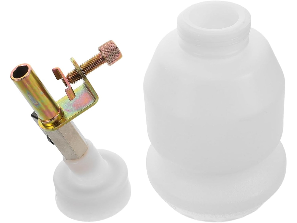 Lata De 1 Litro De Fluido De Freio Em Nylon Com Bico Metálico Angulado.