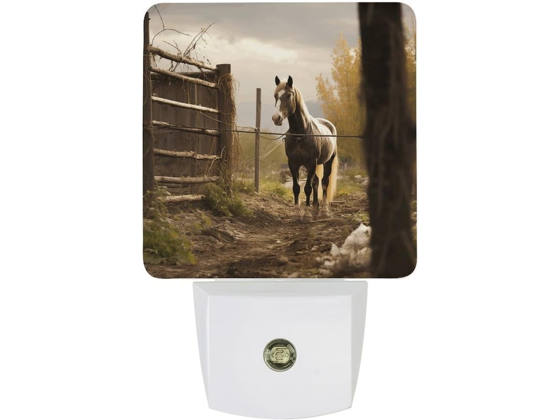 Luminária de parede LED com plugue, acendimento automático e sensor crepuscular automático no formato Cavalo.