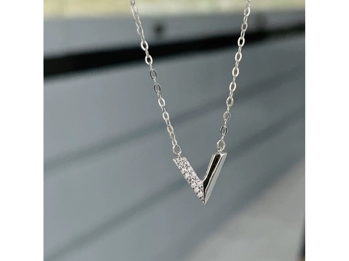 Colar com Pingente em Forma de Letra V , em Prata de Lei S925, um Colar Elegante e Simples com Diamantes. MDUG (ouro Branco)