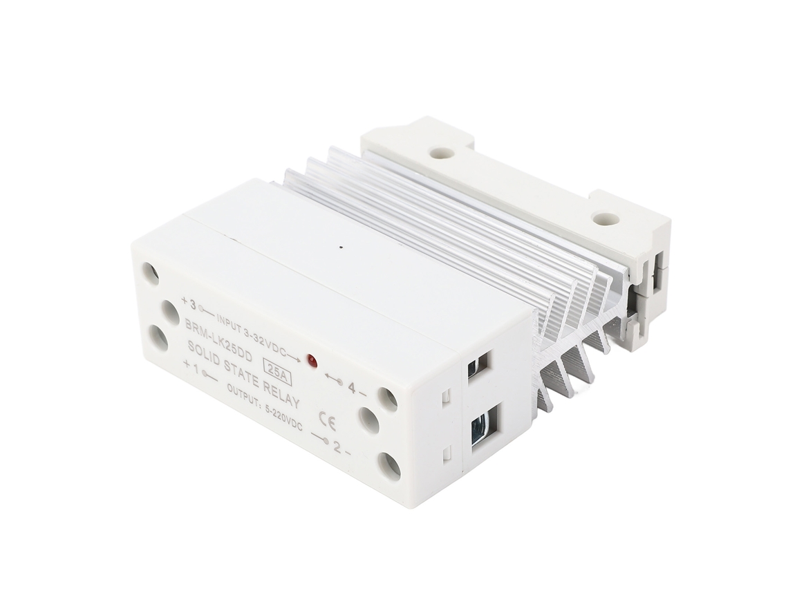 Relé estático DC-DC com entrada de 3-32V e saída de 5-220V, trilho de 25A e dissipador de calor.