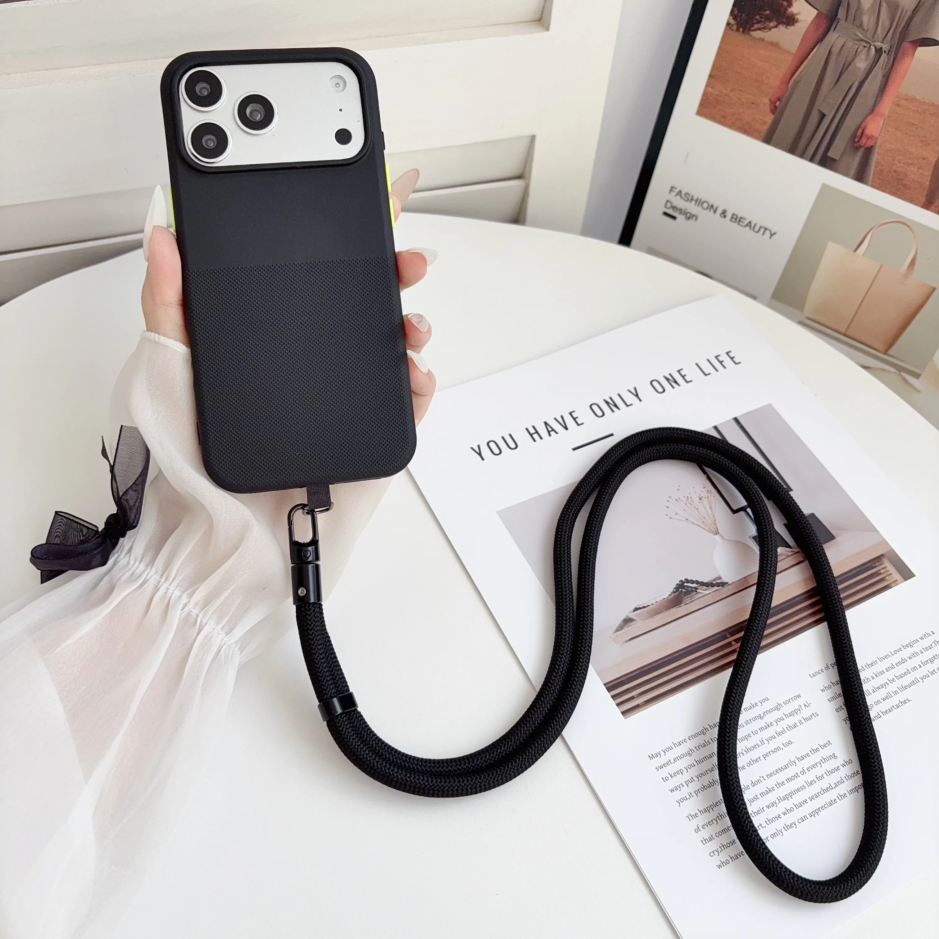 Capa Para Celular (iphone 15 Preta) Com Ímã, Acabamento Fosco E Alça Transversal.