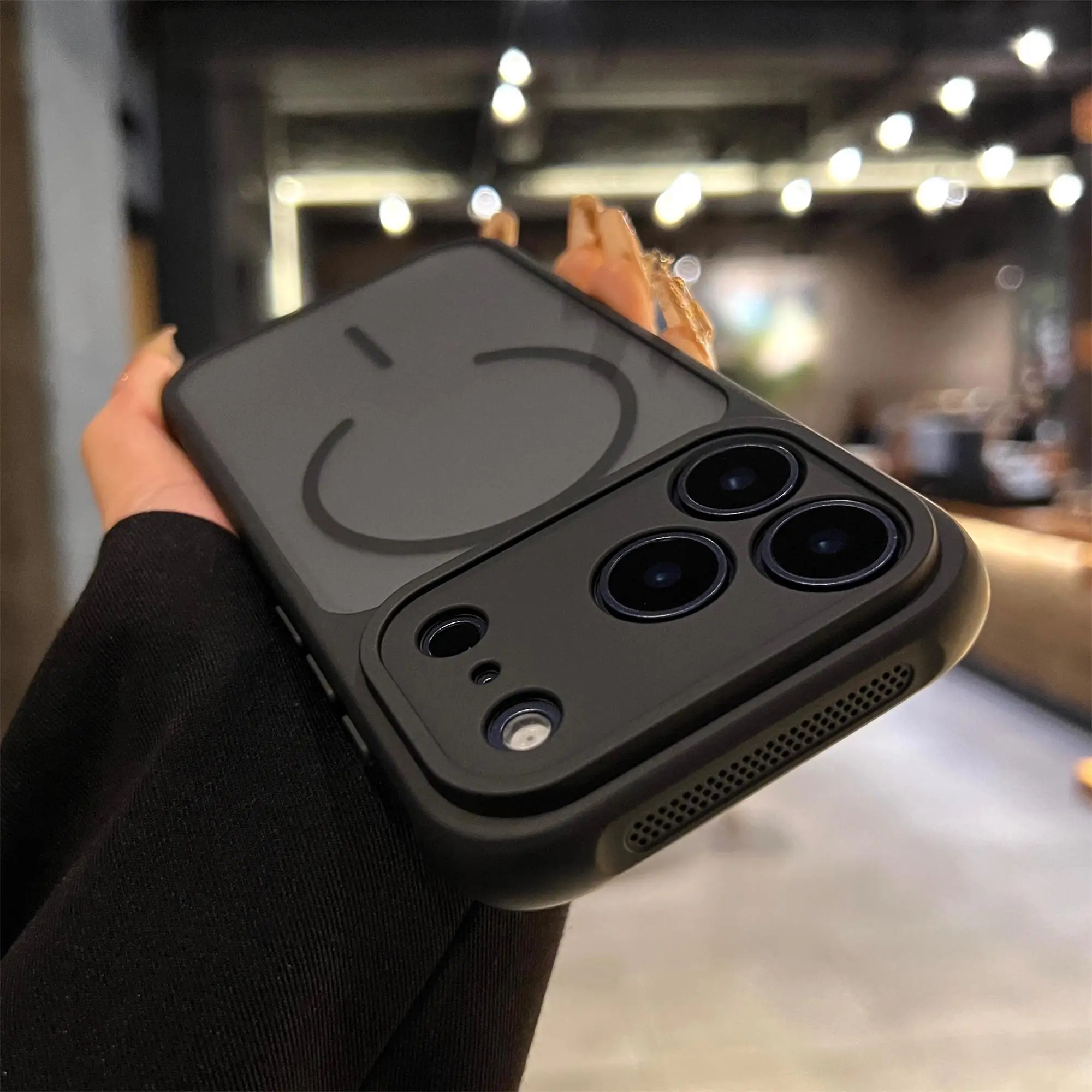 Capa Protetora Fosca Semitransparente (preta/cinza Para Iphone 14 Plus), Com Fixação Magnética E Resistente A Impactos.