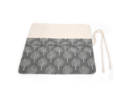 Estojo giratório de tecido com estampa fofa e cordão externo para guardar pincéis e presentear.