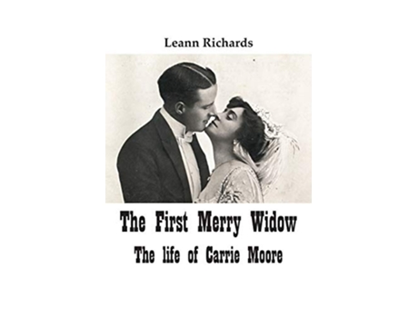 Livro The First Merry Widow The Life of Carrie Moore de Leann Richards (Inglês)