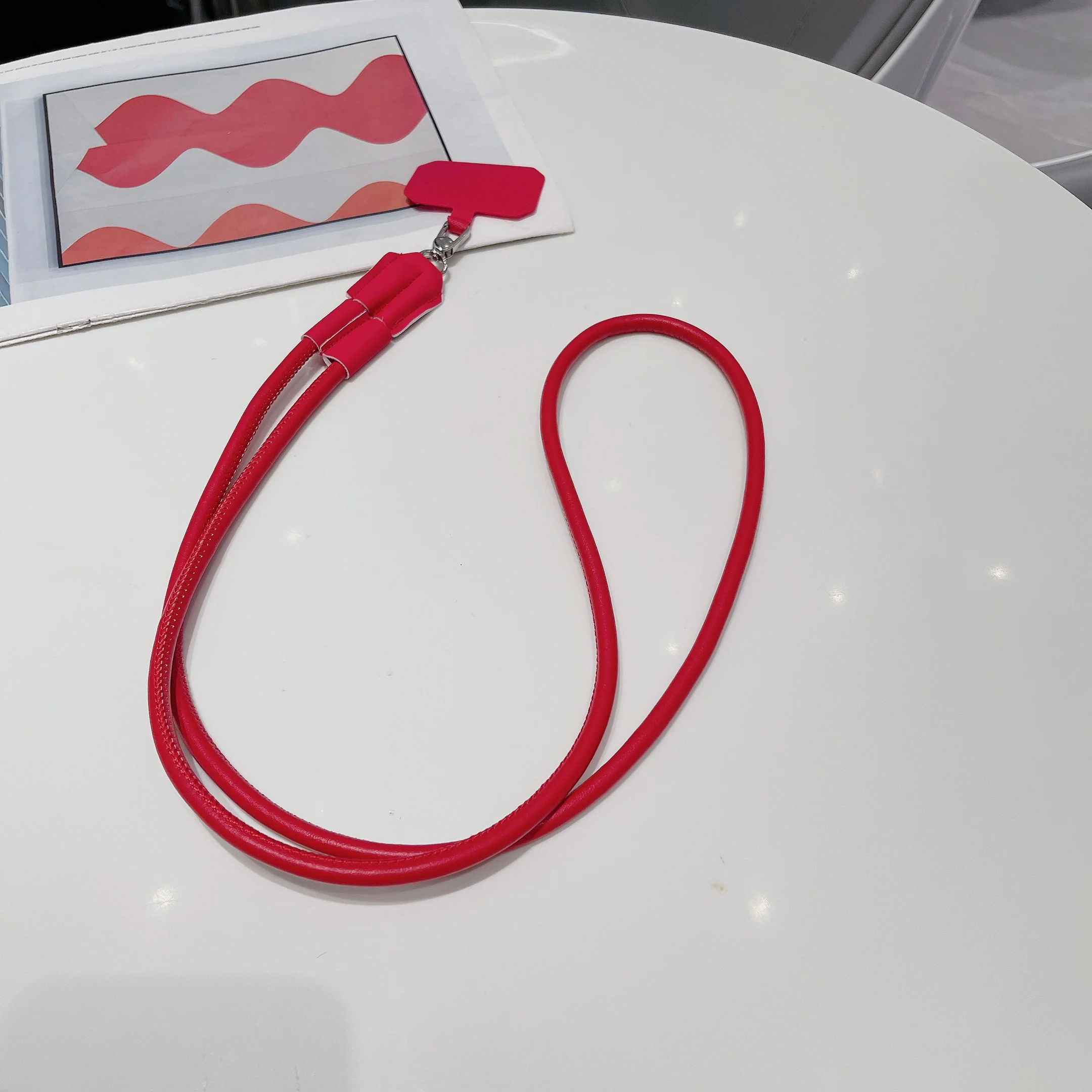 Cordão Para Celular Transversal Em Couro, Pulseira Longa Com Alça Diagonal Em Couro Na Parte Traseira, Alça Anti-queda, Pingente Vermelho.