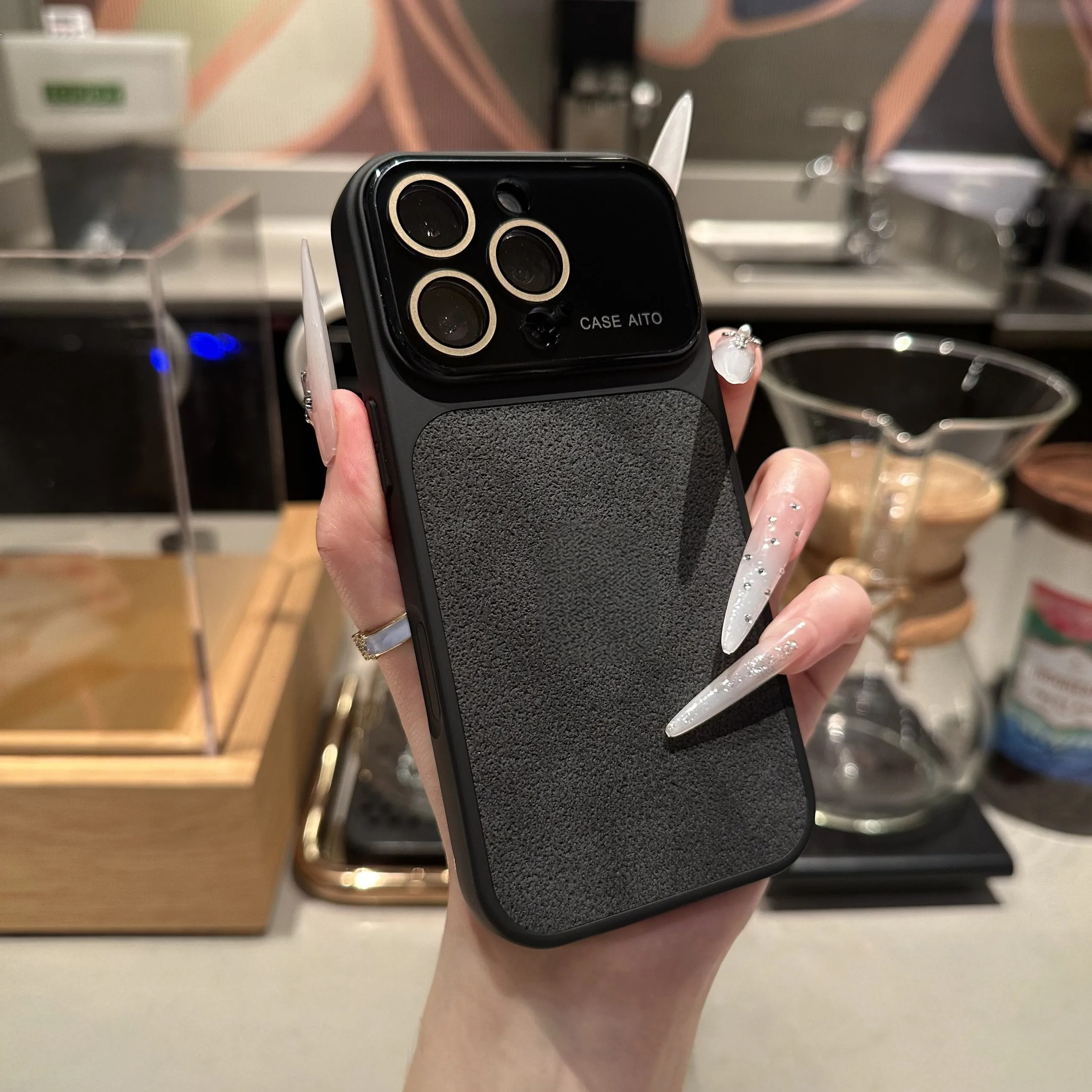 Capa Para Celular (iphone 16 Pro Max) Em Couro Pu Com Textura De Lichia E Janela Grande.
