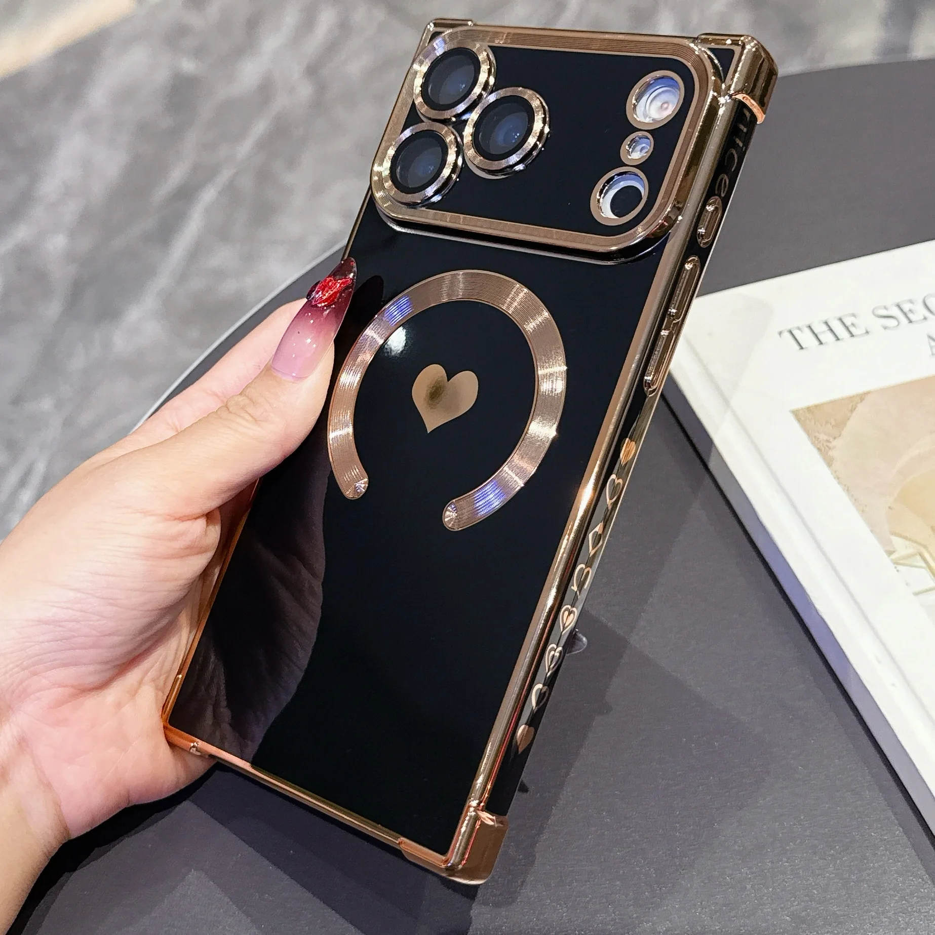 Capa Para Iphone 14 Pro Preta Em Formato De Coração Com Acabamento Eletroplaqueado E Carregamento Sem Fio.