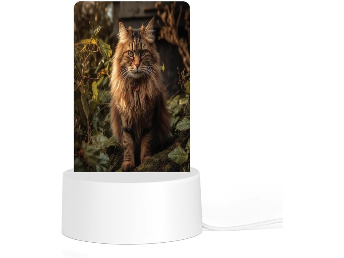 Luminária noturna de acrílico com plugue e base de plástico reciclado, com o desenho de um gato sentado em um arbusto.