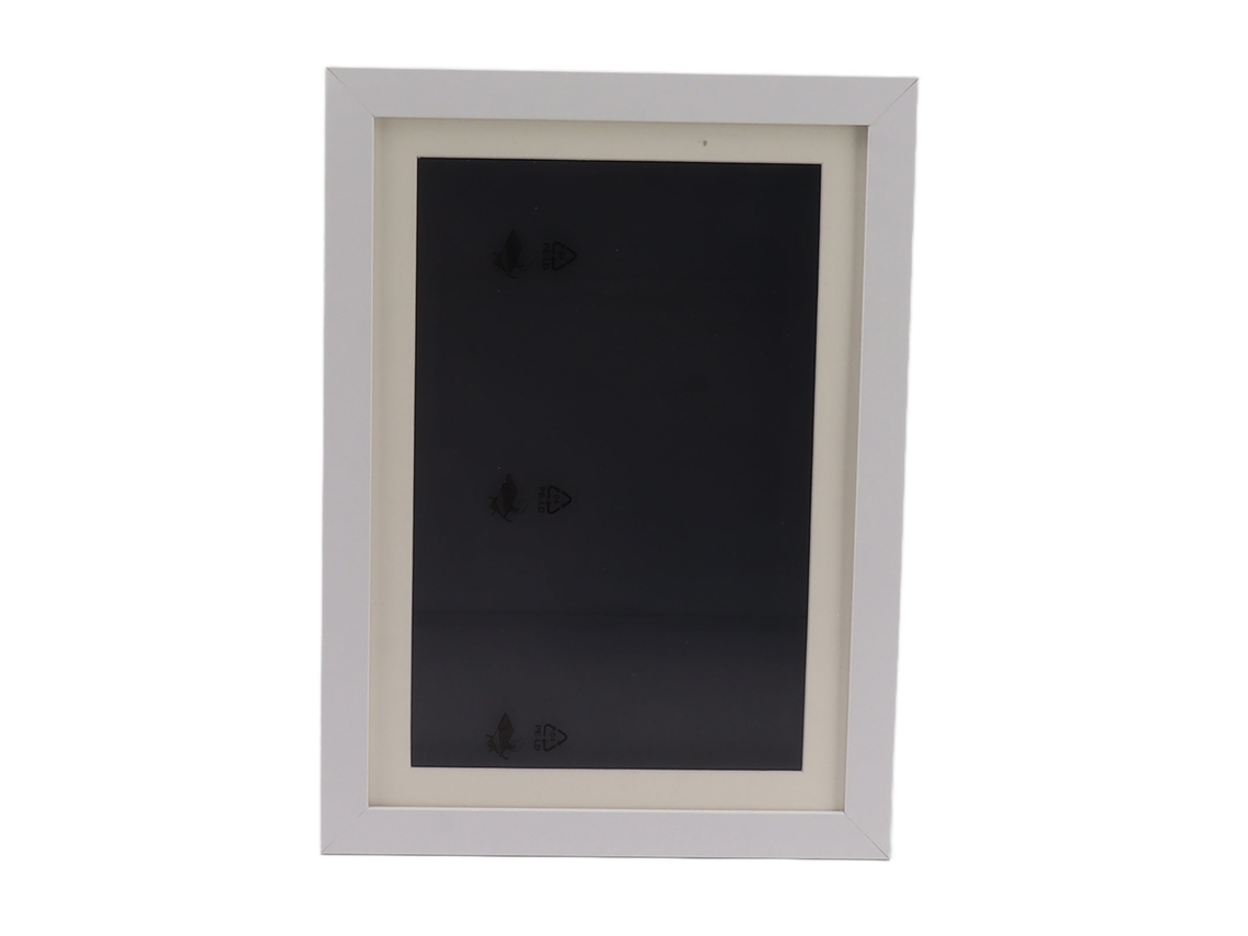 Moldura infantil Baok para arte, feita de MDF com abertura frontal magnética, intercambiável, exibe 50 obras, branca.