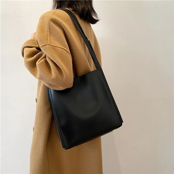 Bolsa de Ombro Feminina em Couro, Modelo Tote, na Cor Preta AQUAFORGE