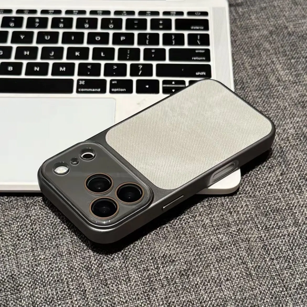 Capa Para Celular (iphone 14 Pro Max) Em Tecido Jeans Com Proteção Para A Câmera E Estrutura Resistente A Impactos.