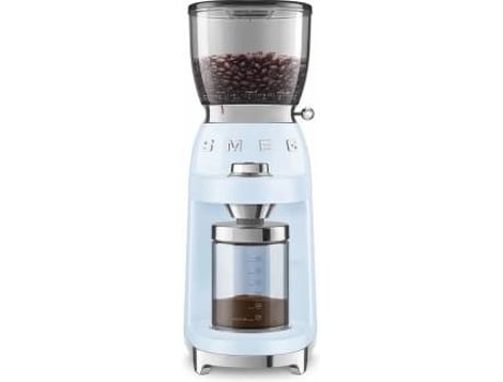 Moinho de Café SMEG CGF01PBEU (Capacidade: 130 g - 150 W - Azul Céu) — Moinho de café com moinho cónico. 30 níveis de moagem. 8 Funções. e 1 Função Manual. Sistema anti estático. Funil com capacidade para 350 gr. Com sistema Twist&Lock. Jarro para 150 gr. Café moído