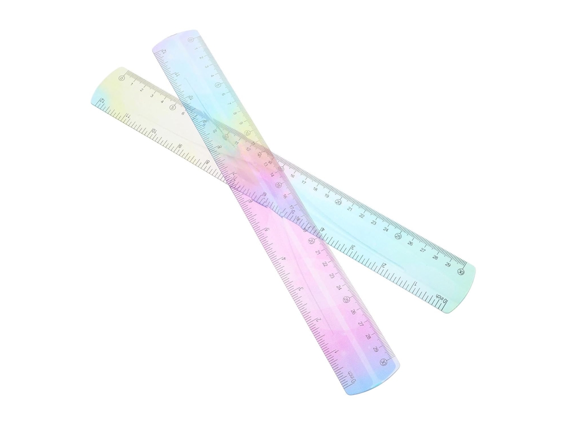 Régua flexível e resistente em PVC, ideal para estudantes e uso escolar. Conjunto com 2 réguas de 30 cm, coloridas e duráveis.