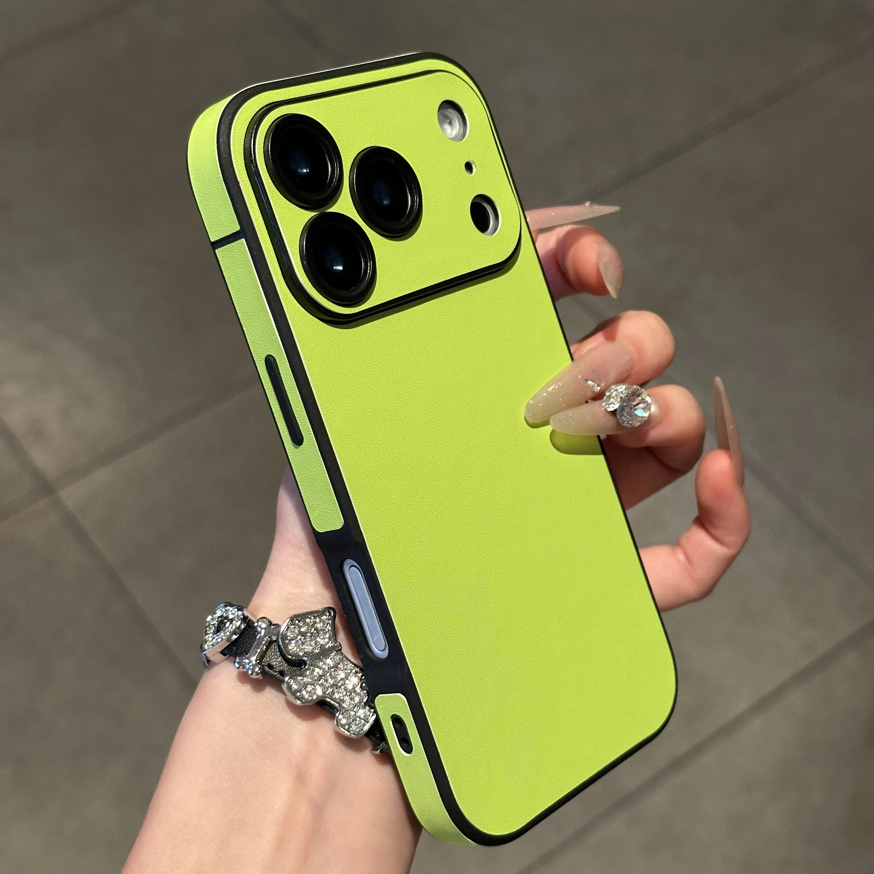 Capa Para Celular (iphone 17 Verde) Em Couro Resistente Com Moldura De Silicone Macio.