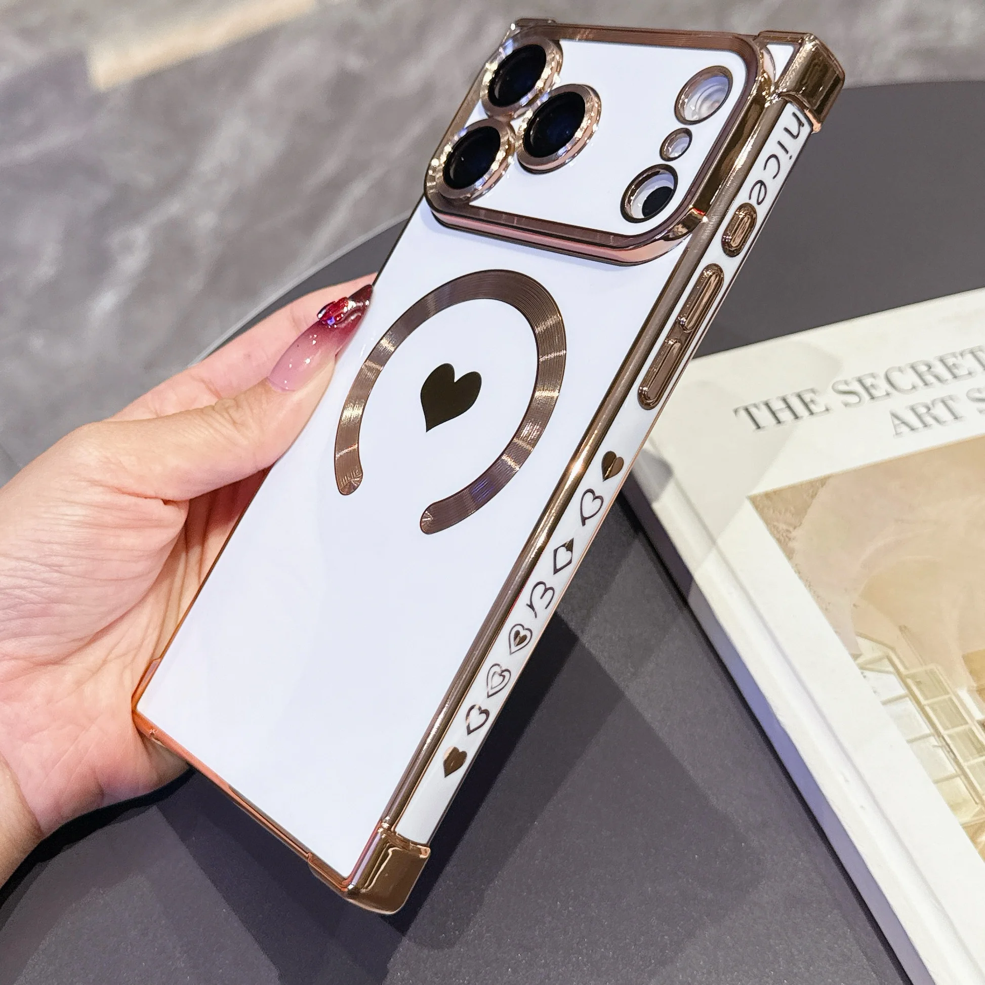 Capa Para Iphone 17 Pro Branca Em Formato De Coração Com Acabamento Eletroplaqueado E Carregamento Sem Fio.