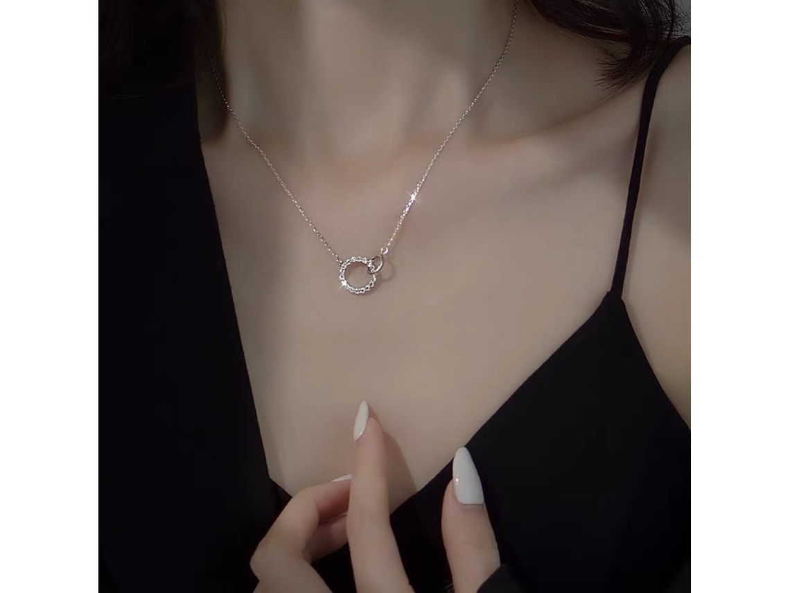 Colar em Prata de Lei 925 , Luxo Discreto e Design Minimalista Entrelaçado, Tendência em 2024. MDUG (ouro Branco)