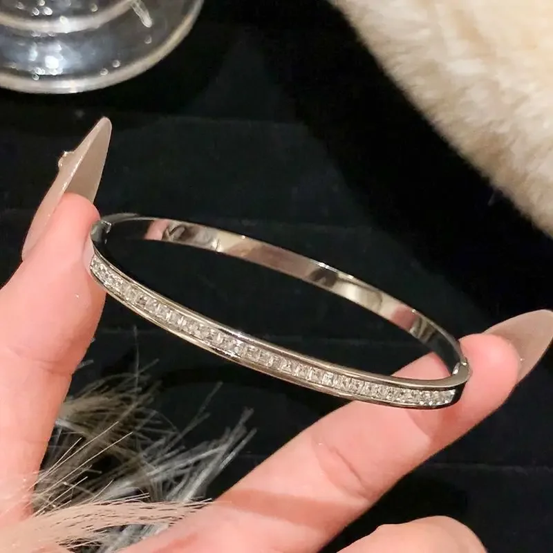 Pulseira De Aço Titânio Com Detalhes Em Ouro E Prata, Joia De Luxo À Prova D'água Com Zircônias Brilhantes.