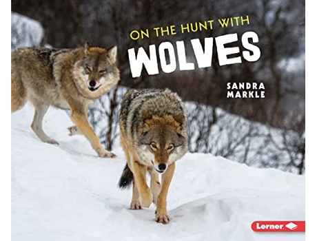Livro On the Hunt with Wolves de Sandra Markle (Inglês)