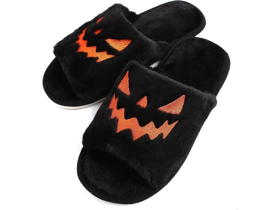 Pantufas de Halloween 2026 com estampa de abóbora, fofas e felpudas, para mulheres e meninas.