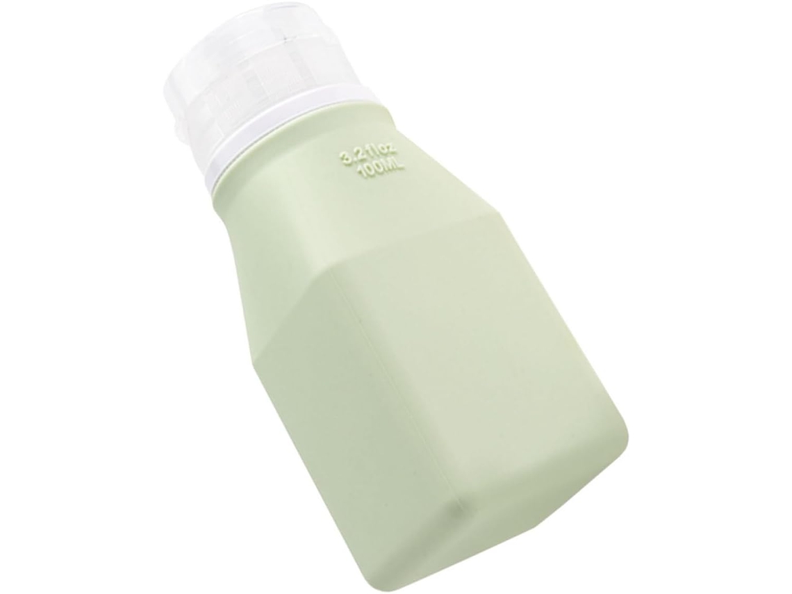Dispensador de sabonete líquido compacto e recarregável em silicone com capacidade de 100ml.