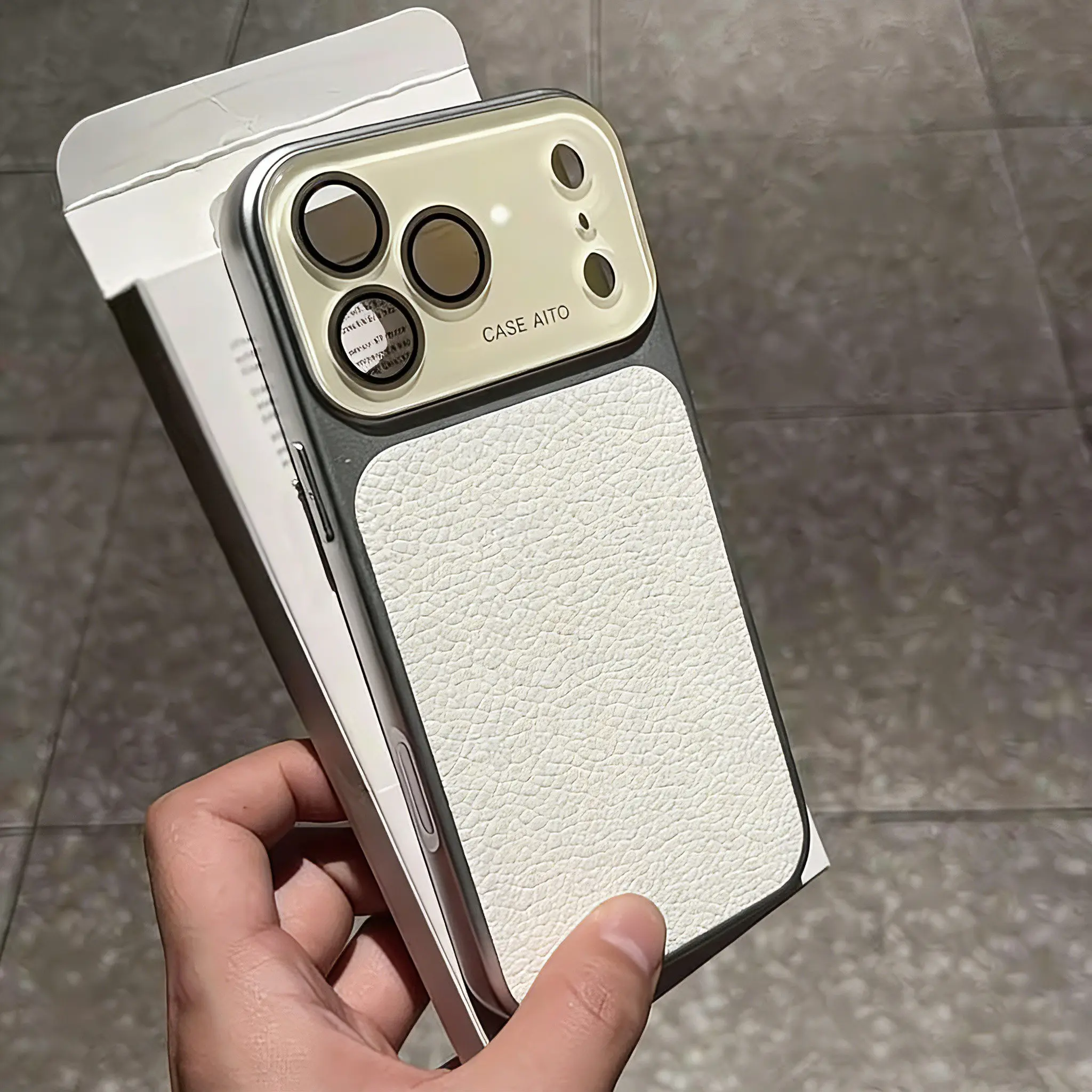 Capa Para Celular (iphone 14 Branco) Com Textura De Couro E Protetor De Lente Grande.