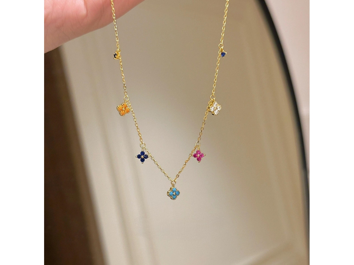 Colar com Pingente de Trevo de Quatro Folhas Colorido em Prata de Lei 925 , com Design Sofisticado e Que Estimula a Dopamina. MDUG (dourada)