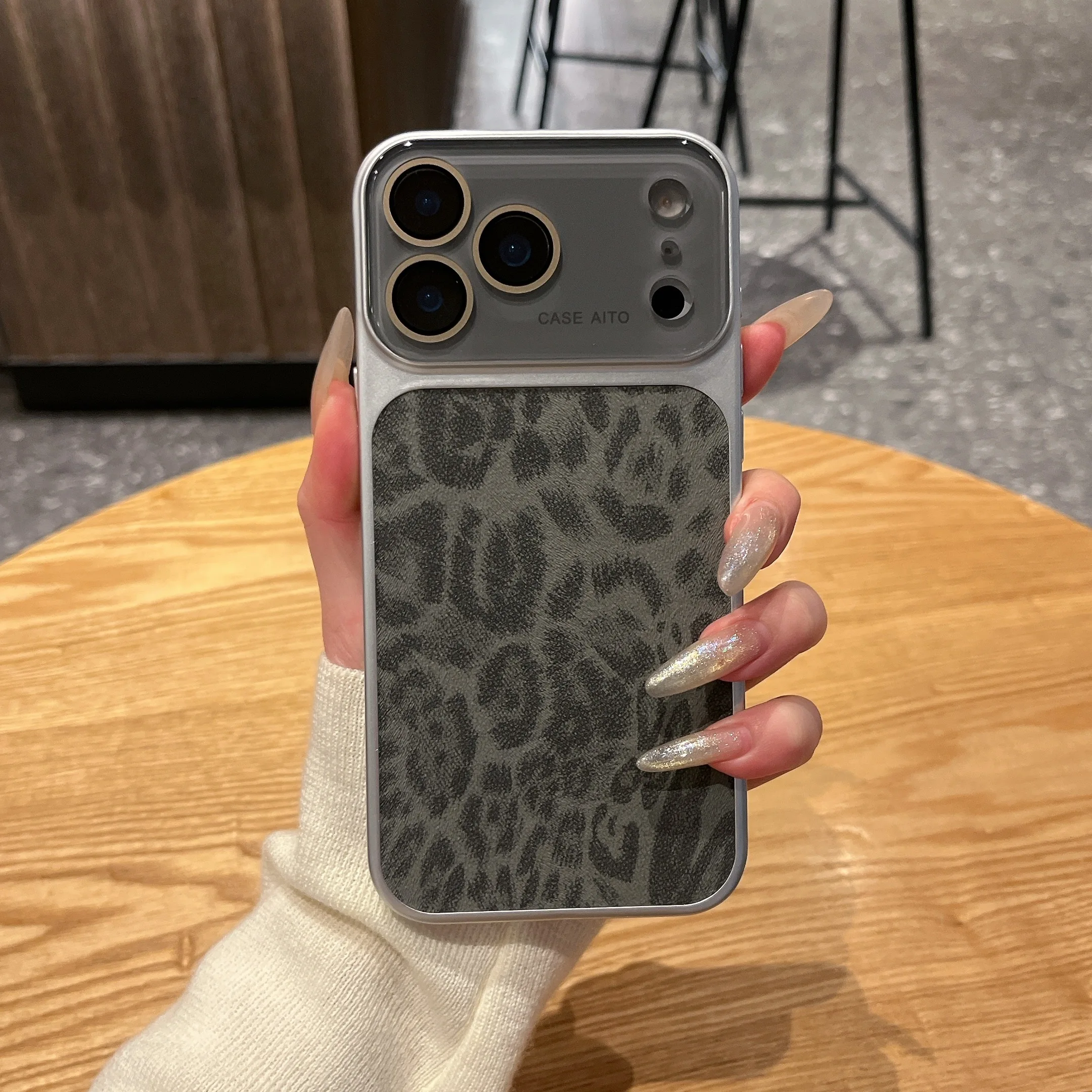 Capa Para Celular (iphone 16 Pro Max Cinza) Com Textura De Couro E Estampa De Leopardo, Acabamento Fosco Moderno E Resistente A Impactos.