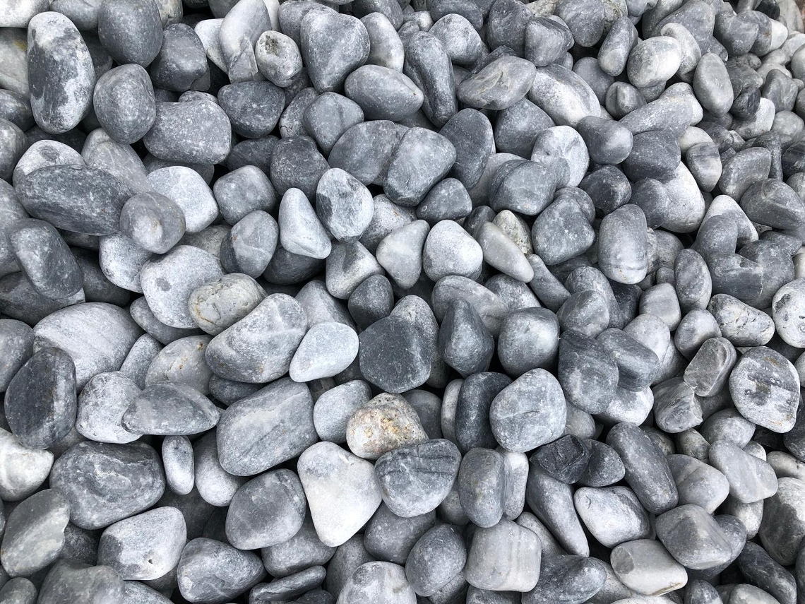 Seixo Rolado Cinza Azul Premium Saco 20 Kg. / 12-24 Mm