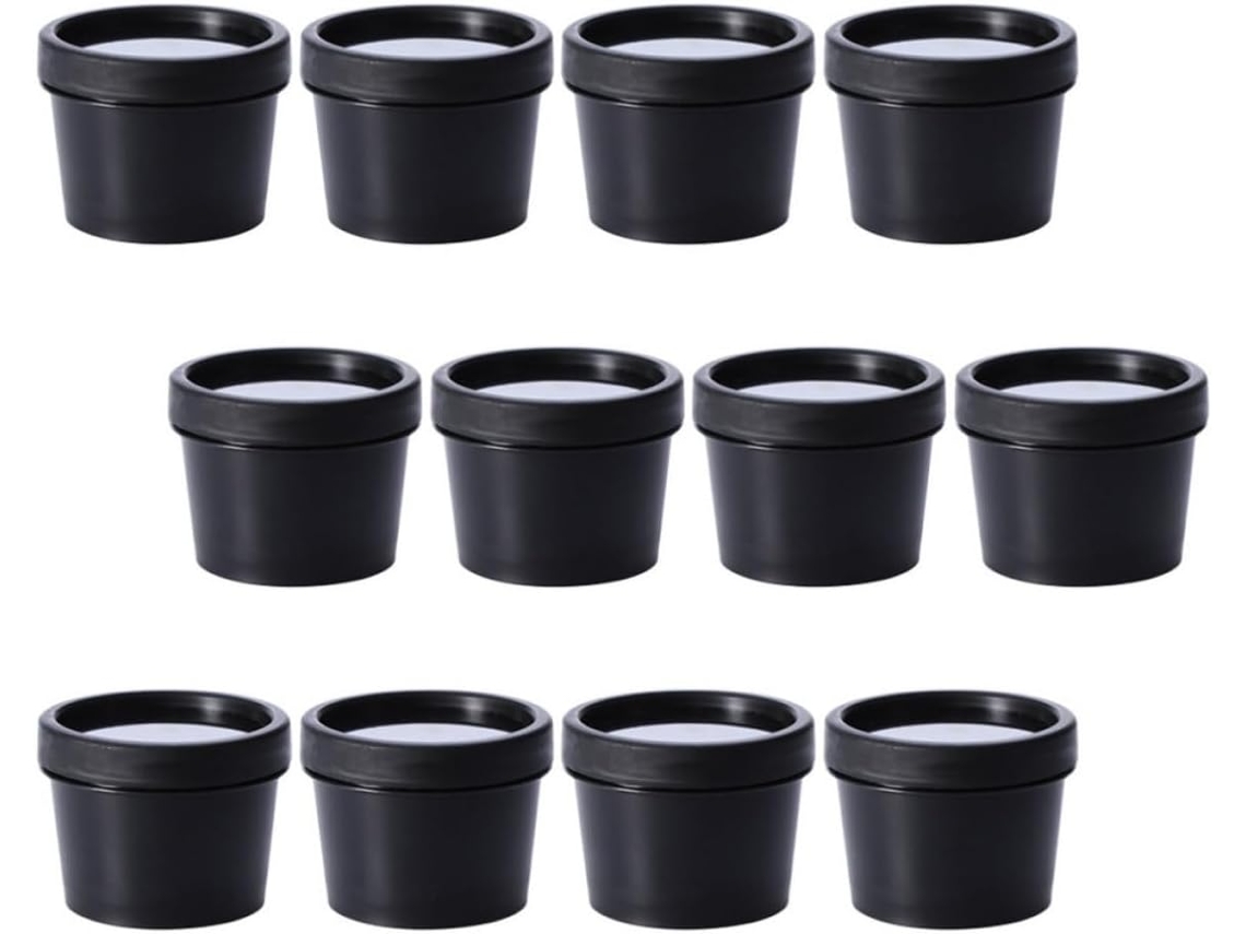 Conjunto de 12 recipientes cosméticos recarregáveis em polipropileno marrom com tampas.
