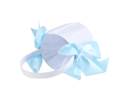 Cesta de doces decorativa e romântica com laço de seda azul claro para decoração de casamento.