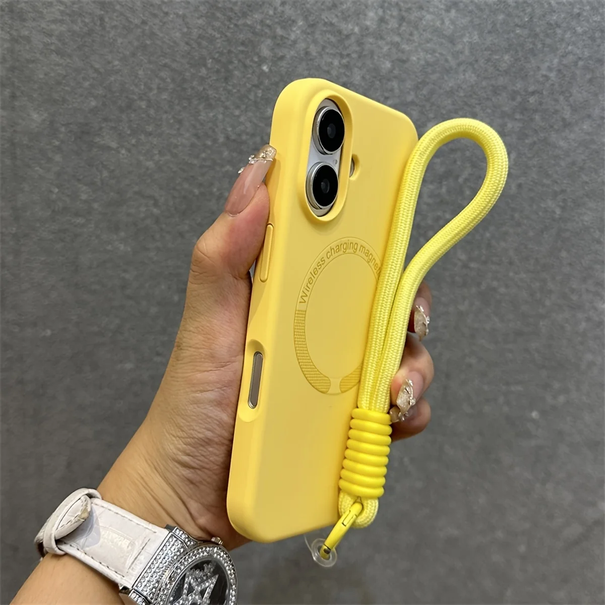 Capa De Silicone Líquido Com Cordão Magsafe E Forro De Microfibra (amarela Para Iphone 14 Pro Max)