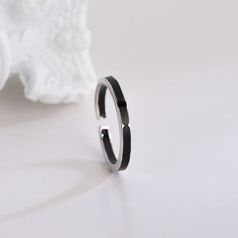 Anel Preto Minimalista, Elegante e Simples, com Aro Aberto Ajustável. MDUG