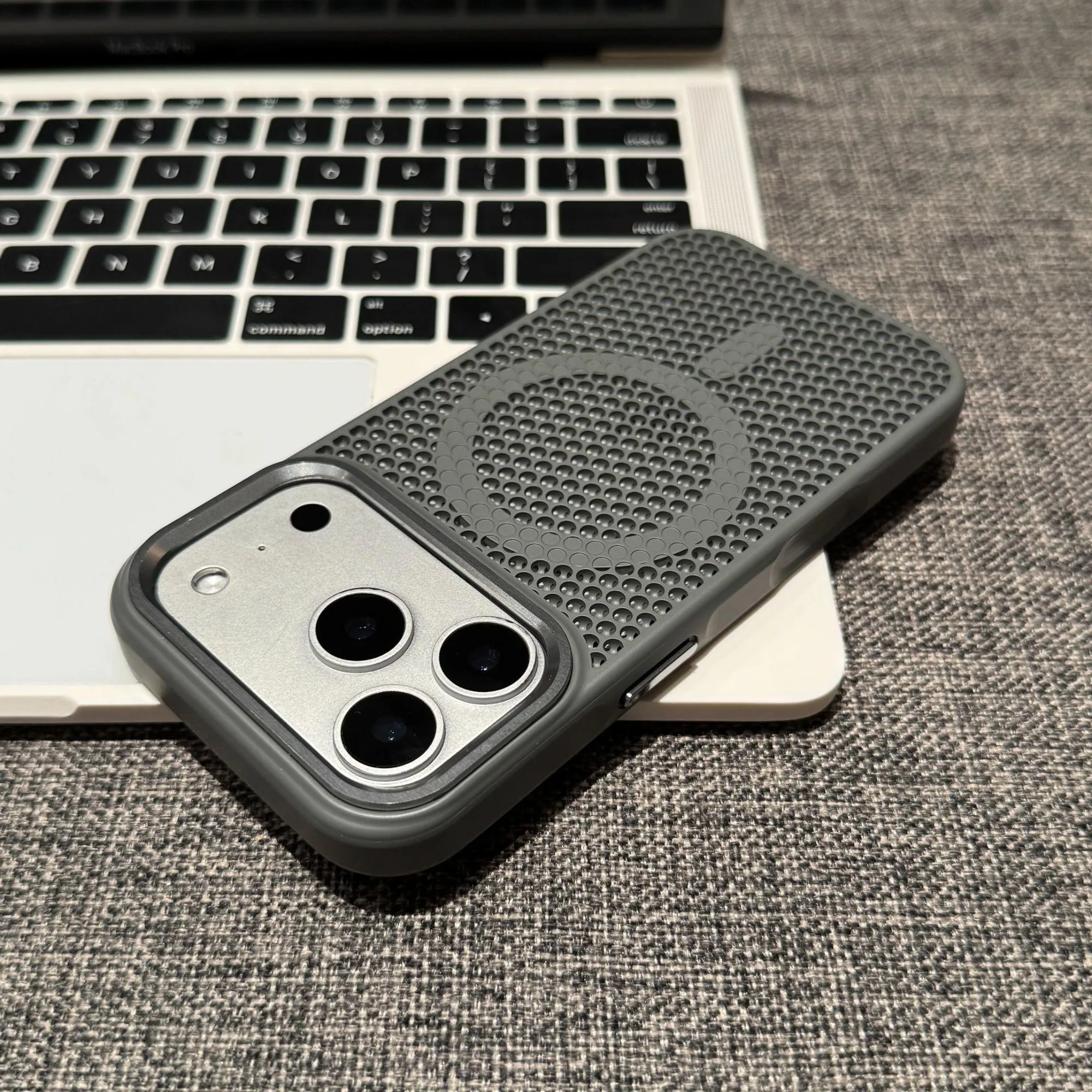 Capa Magnética Vazada Para Iphone 12 Pro (cinza) Com Carregamento Sem Fio.